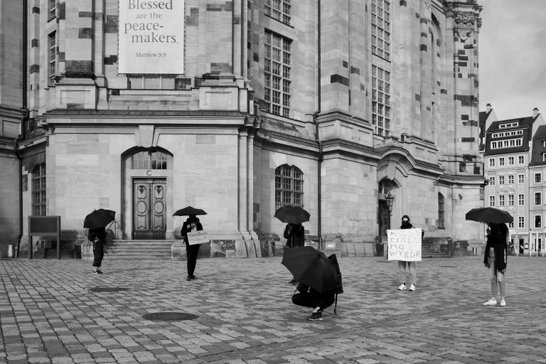 Mit schwarzen Regenschirmen zeigt Pro Choice Sachsen Solidarität mit Pol:innen.