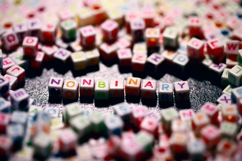 Aus Buchstaben-Würfeln zusammengesetztes Wort "nonbinary"