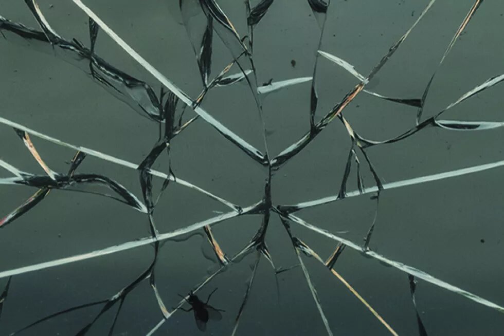 Brüche in einer Glasscheibe (symbolisches Bild)