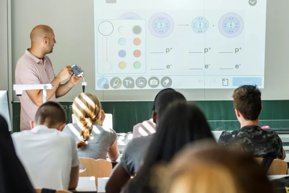 Lehrer Dejan Mihajlovic nutzt aula mit Schüler*innen