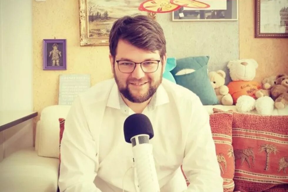 Johannes Becher im Mittelpunkt des Bildes. Er ist Gründer der Begegnungsstätte Tante Emma.