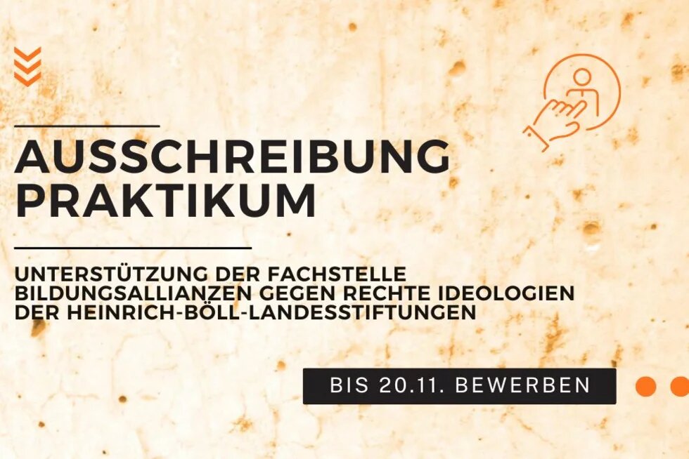 Auf orangefarbiger Mauerstruktur das Gesuch von Praktikant*innen