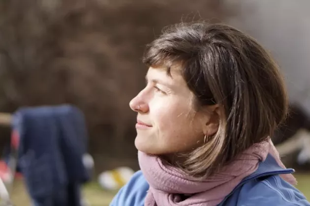 Portraitaufnahme einer weiblich gelesenen Person