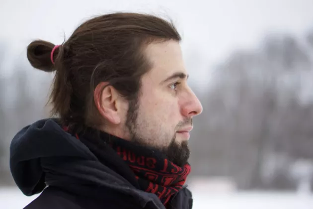 Portraitaufnahme einer männlich gelesenen Person