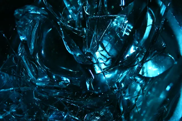 dunkel blaues Glas ; Düstere Scherben