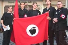 Der "Bund deutscher Äpfel" hält die satirische Apfelfahne