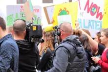 Journalisten filmen eine Demonstration