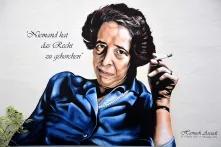 Niemand hat das Recht zu gehoren, das Zitat wird Hannah Arendt zugeschrieben. Sie ist rauchend im Bild.
