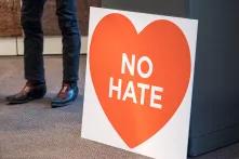 No Hate steht in einem Herz