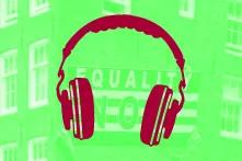 Ein Kopfhörer, im Hintergrund steht "Equality"