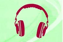 ein roter Kopfhörer vor einer Wendeltreppe