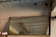 Spiegel in einer illegalisierten Unterkunft