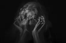 Schreiende, um Fassung ringende Frau