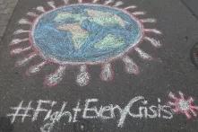 Straßenmalerei: Erde als Corona-Virus, darunter steht geschrieben #fighteverycrisis