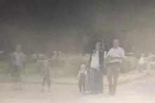 Dorfstraße mit völkischen Siedler_innen im Bild