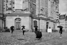Mit schwarzen Regenschirmen zeigt Pro Choice Sachsen Solidarität mit Pol:innen.