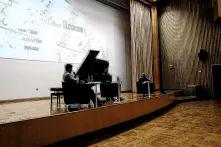 Adrian und Iovanca Gaspar auf dem Podium in Dresden im Gespräch mit Gjulner Sejdi über den Film "Dui Rroma" und die "Symphonie Romani".