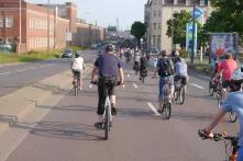 Critical Mass-Fahrradfahrer*innen in Aktion 