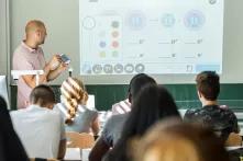 Lehrer Dejan Mihajlovic nutzt aula mit Schüler*innen