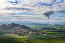 Blick auf das Kohlekraftwerk Počerady (Tschechien).