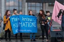 Protest von Müttern mit Kindern auf dem Arm und Transparent.
