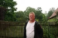 Jens Hausner im Vordergrund. Im Hintergrund die Pödelwitzer Kirche.