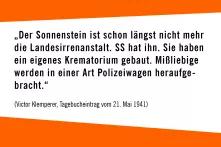In einem Textfeld steht ein Zitat von Victor Klemperer zur Bedeutung des Sonnensteins in Pirna bei der Ermordung von Menschen in Zeiten des Nationalsozialismus.