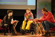 Cécile Lecomte, Fabian Scheidler und die Moderatorin Charlotte Hitzfelder im Gespräch während der Veranstaltung