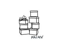 Archivboxen und ein aufgeschlagenes Buch
