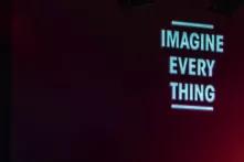Bild in rot schwarzen Tönen mit Schriftzug Imagine Everything