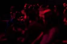 Bild in rot schwarzen Tönen Andeutung eines Publikums