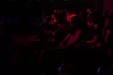 Bild in rot schwarzen Tönen auf dem Publikum angedeutet zu sehen ist