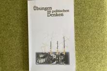 Die Broschüre Übungen im politischen Denken vor grünem Hintergrund