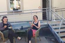 Ellinor von Recklinghausen und Lotte Birgit Benesch-Jenkner vor dem eröffneten Café.