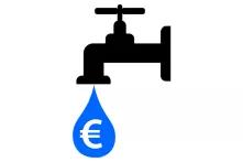 Wasserhahn mit einem Tropfen, in dem das Euro-Zeichen zu sehen ist