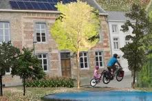 Grüner Starßenzug mit Radfahrer*innen. Im Vordergrund ein kleines Gewässer.