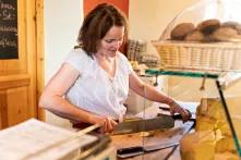 Claudia Gerster verarbeitet das eigene Korn in der Backstube