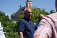 Thomas Zschornak auf dem Rodelberg vor der Kita in Nebelschütz. Interessierten erklärt er, wie die Gemeinde zu ihrer ökologischen Kita kam.