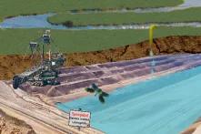 Blick auf einen gefluteten Tagebau, für den Wasser aus dem benachbarten Fluss entnommen wird. Aufgrund von Rutschungen ist das Baden verboten.