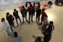 Jugendliche von Romano Sumnal stehen bei einem Workshop im Kreis