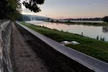 Blick auf die Elbe in Richtung Blaues Wunder. Am Ufer sieht man in regelmäßigen Abständen die Abdeckungen von Brunnen.