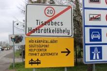 Foto eines Verkehrschilds an der ukrainisch-ungarischen Grenze