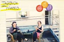 Ellinor von Recklinghausen und Lotte Birgit Benesch-Jenkner vor dem Dorfcafe sitzend