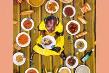 Mädchen umringt von Speisen