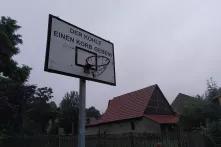 Ein Basketball-Korb in Pödelwitz. Auf der Fläche hinter dem Korb steht "Der Kohle einen Korb geben".