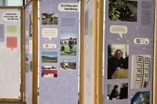 Die Ausstellung steht: Banner in Holzrahmen gespannt.