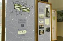 So sehen die Banner in den Holzrahmen aus.