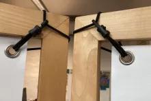 Die Gummis werden um die Holzrahmen gespannt und dann eingehakt.