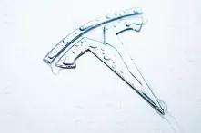 Tesla-Zeichen mit Wassertropfen