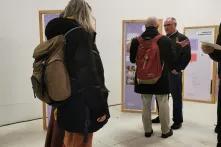 Menschen unterhalten sich bei der Vernissage; 